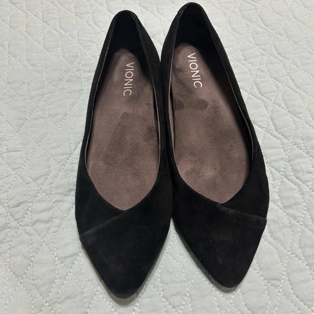 Vionic Women's Black Pointed Toe Flats size 7